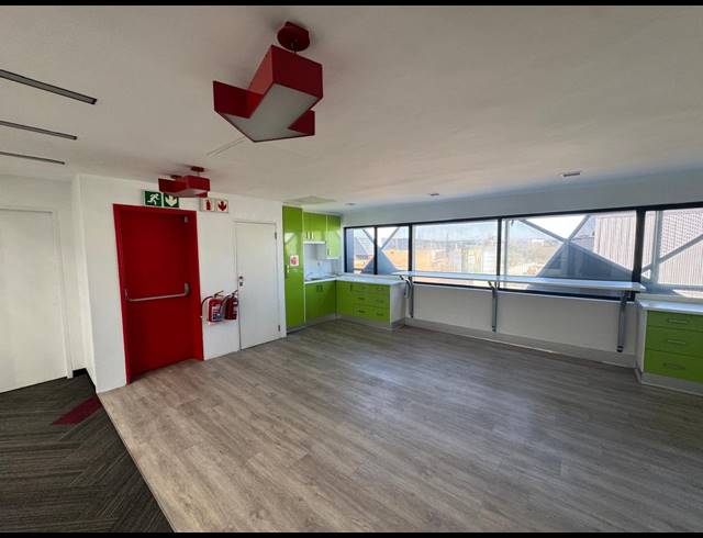 753M² SHOWROOM TO LET IN KRAMERVILLE